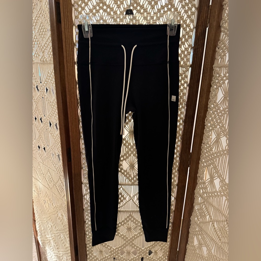 Vuori Black Leggings with White Piping and Drawstring